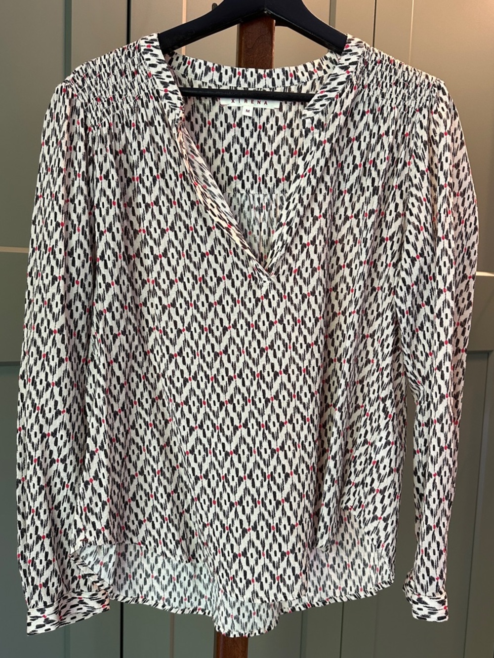 XiRENA White Printed V-Neck Long Sleeve Blouse with Black and Red Motif M